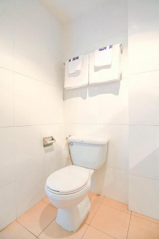 Hotel Oyo 383 White