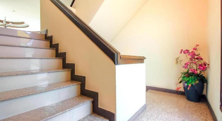 Hotel Oyo 383 White 2*