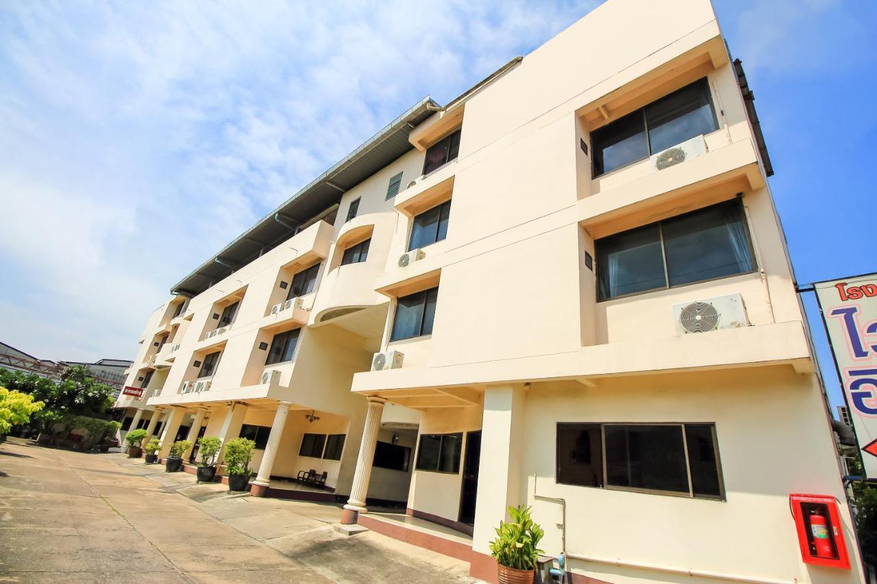 Oyo 383 White Hotel 2*