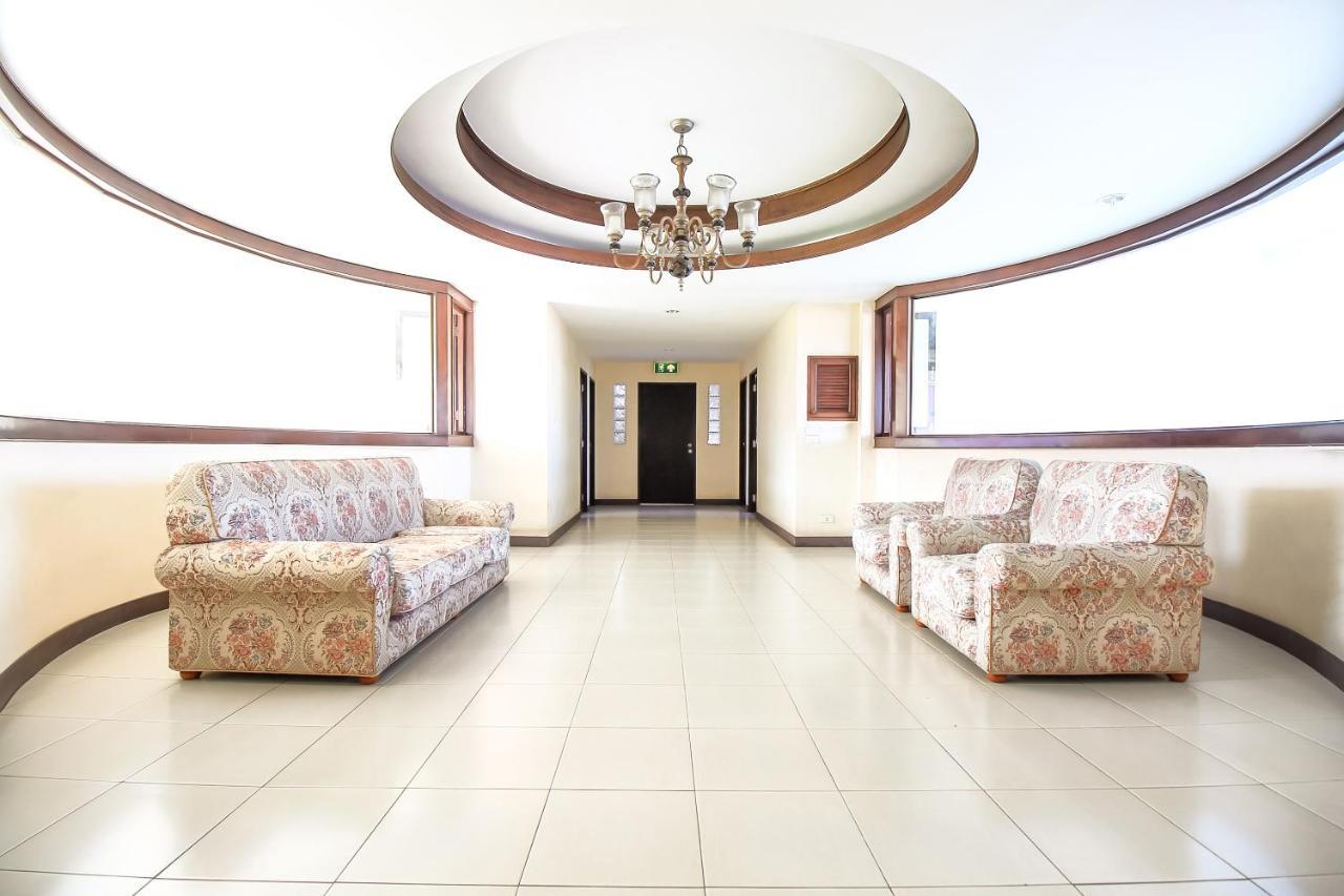 Oyo 383 White Hotel