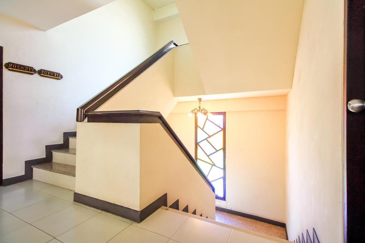 Hotel Oyo 383 White