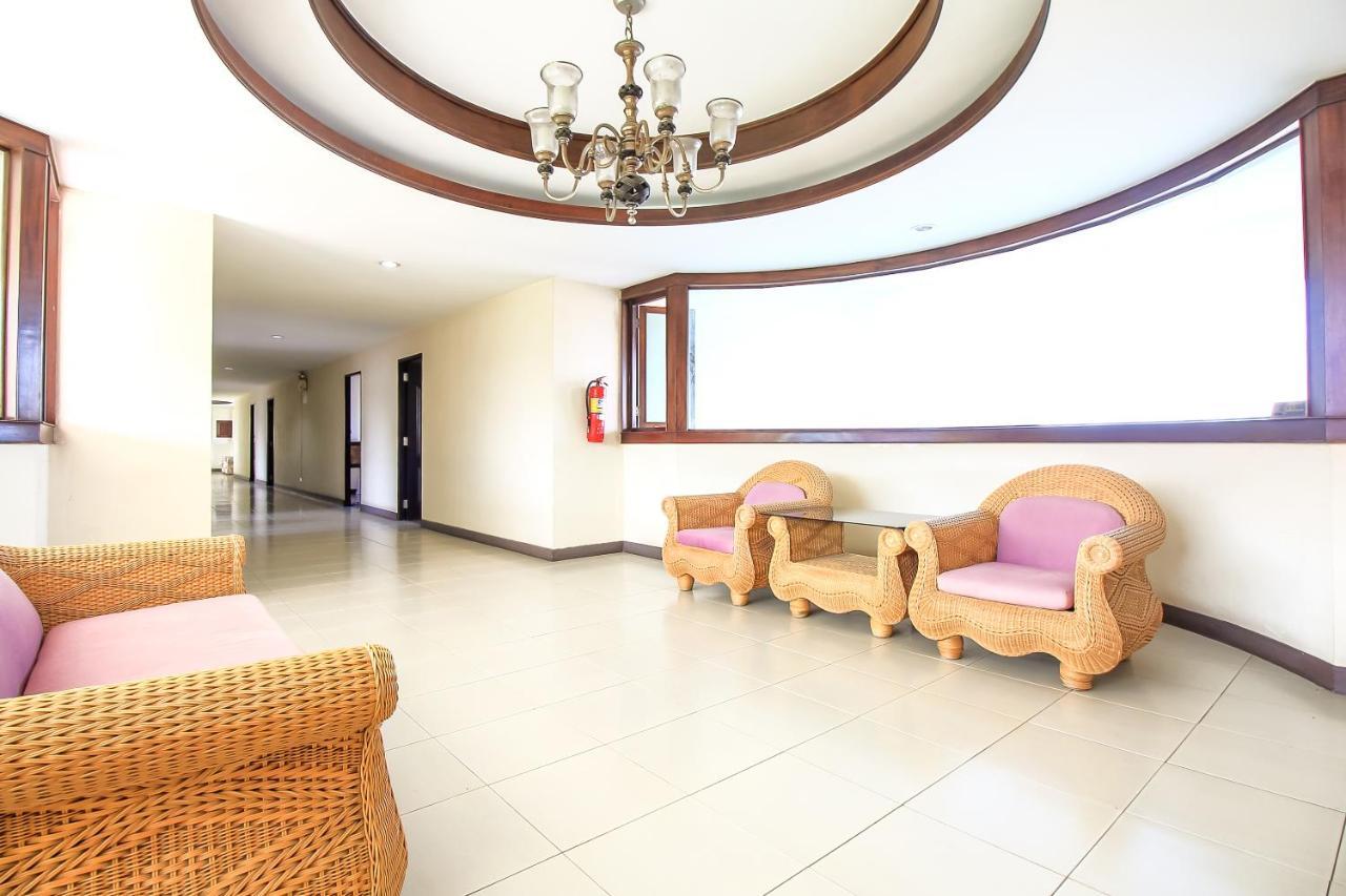 Oyo 383 White Hotel