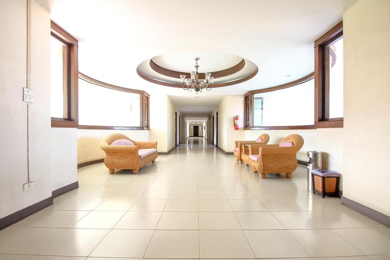 Oyo 383 White Hotel 2*